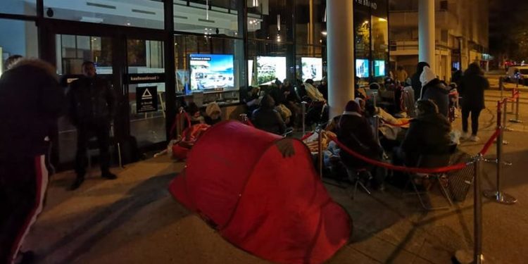 They spend the night outside to buy an apartment in Montpellier