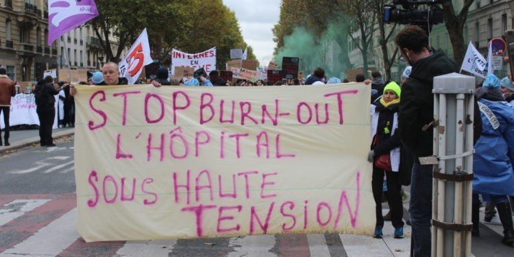 Reportage in the streets of Paris where the hospital is mobilizing for its survival