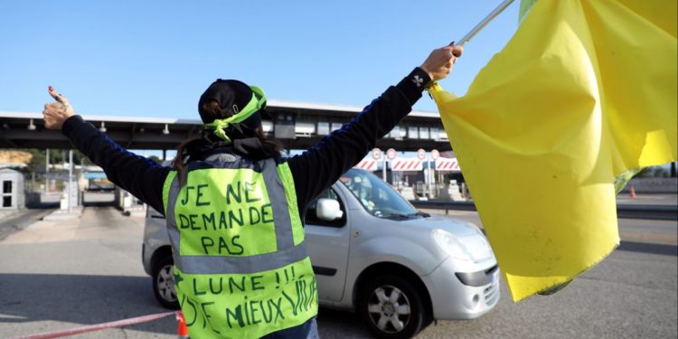 Unshakeable yellow vests, one year later: “When I put on my vest, I know I'm going to fight”
