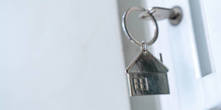 Forty people spend the night outside … to buy an apartment