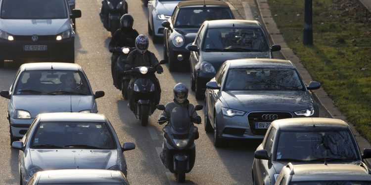 Transport strike pushes Ile-de-France residents to get on a scooter