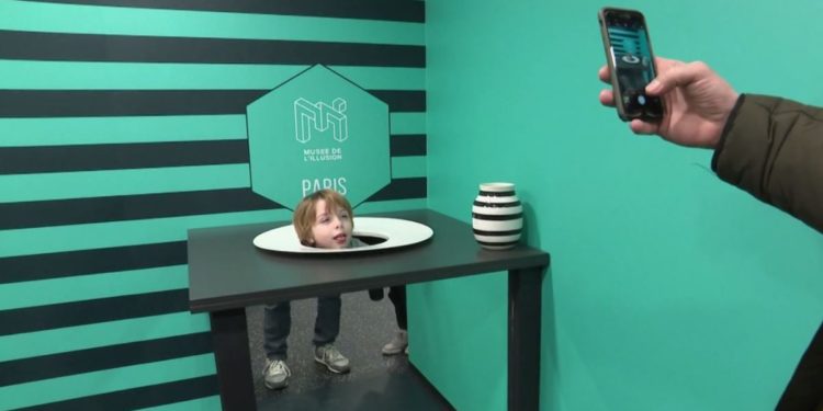 Distortions, holograms… Guided tour of the first illusion museum in Paris