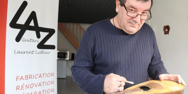 Val d'Oise. Vauréal. Laz Guitars settles in the Cour des Arts