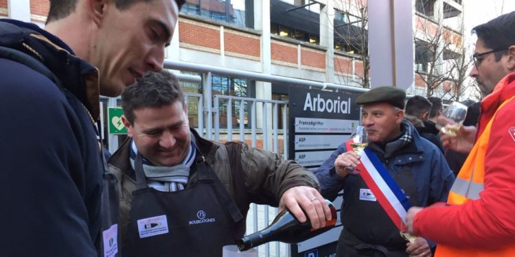 AOC Burgundy revision project: winegrowers demonstrate outside the headquarters of Inao