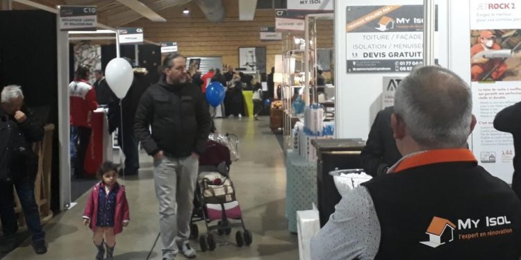 Mantes-la-Jolie: the living room attracts the curious