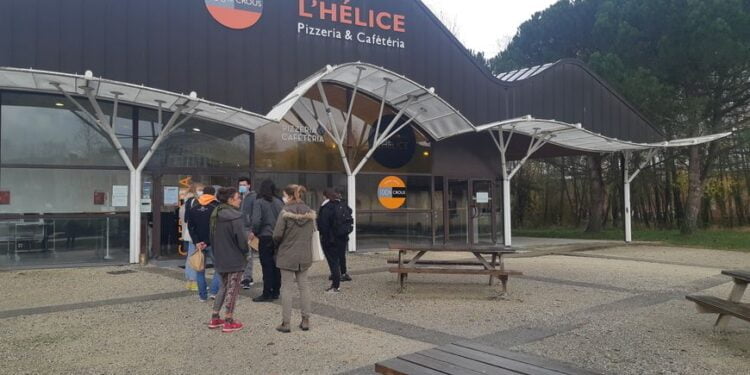On the Chambéry campus, students wait without much hope to return to the benches of the university