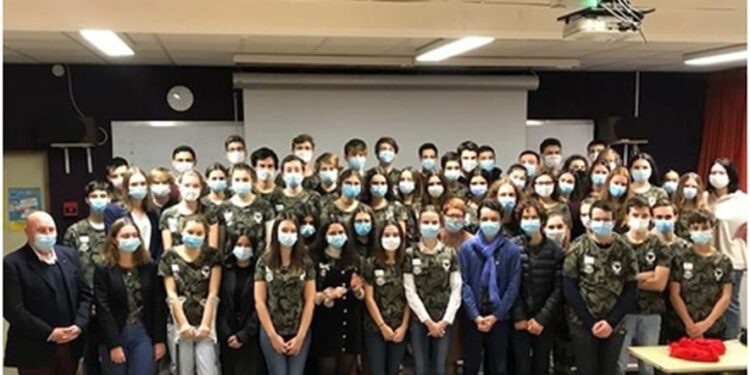 Castres.  The universal national service explained to Barral high school students