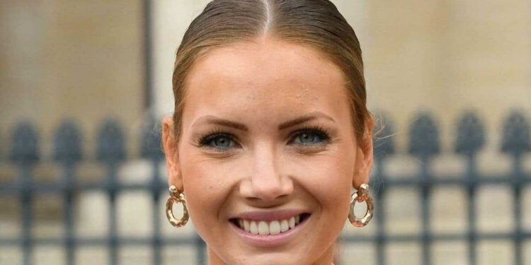 Amandine Petit, Miss France, se dévoile en robe courte et transparente, plus sexy que jamais, elle est topissime !