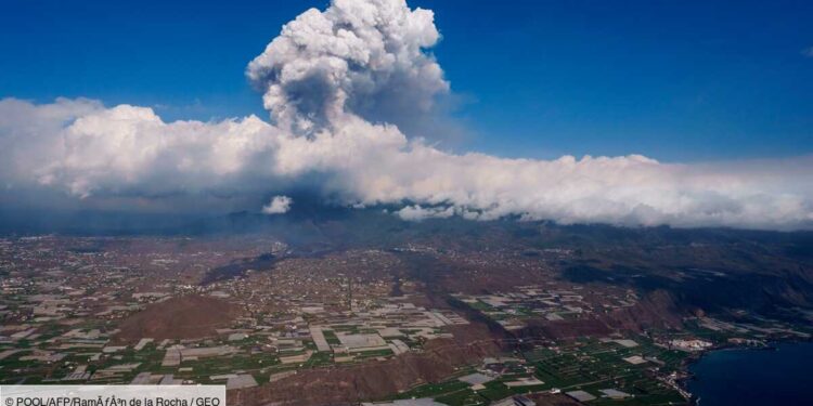 Spain: lava from the erupting volcano in the Canaries has reached the ocean