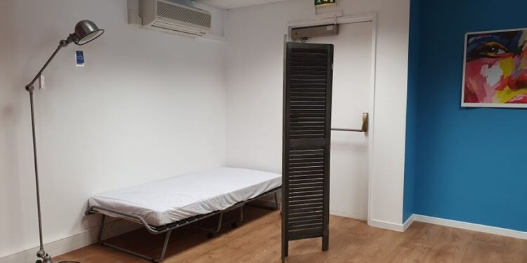 un sans-abri hébergé dans des bureaux d’entreprises au Mans
