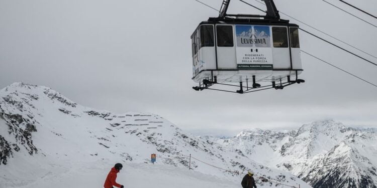 after two black seasons, Italian tourists are returning to ski resorts, but with a strict health protocol