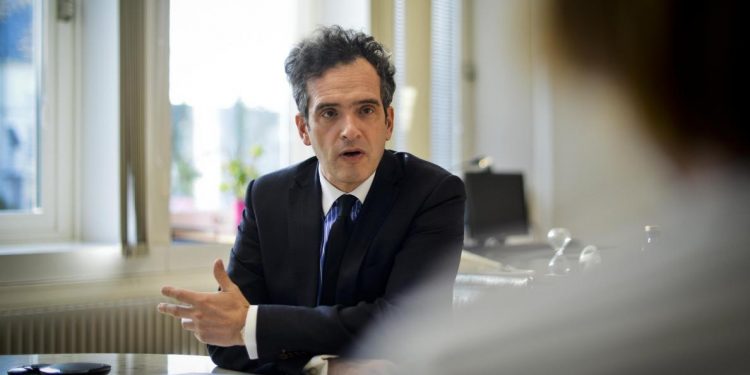 the rector of the Reims academy answers questions from parents