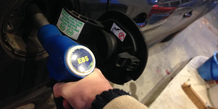 Carburants : moins cher, plus écologique, c’est quoi le superéthanol ?