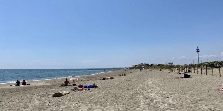 Walkers divided on the closure of straw huts on Petit Travers beach this summer