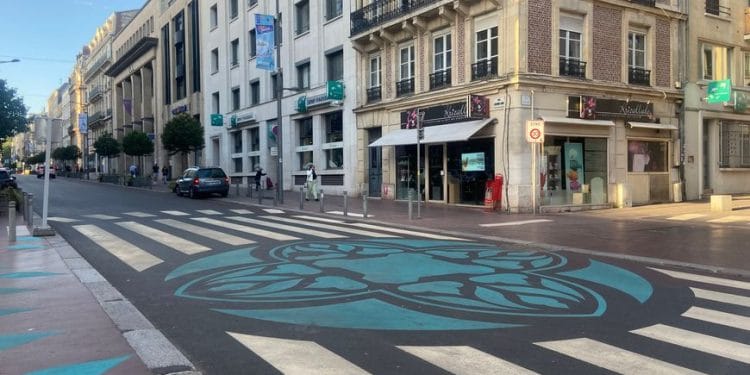 En images – Découvrez la nouvelle fresque sur le sol de la rue Jeanne d’Arc à Rouen