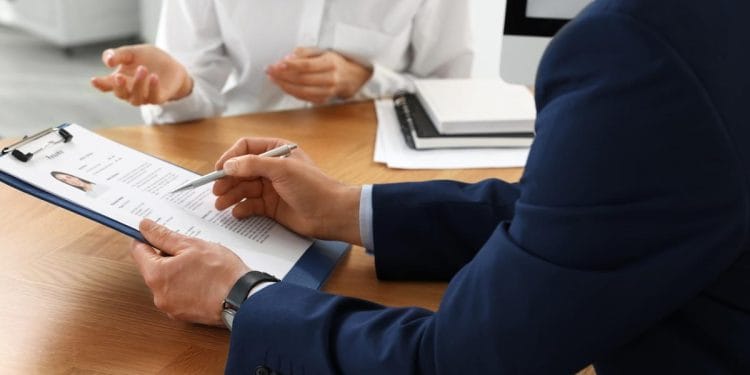 Despite a slight decline, the number of vacant jobs is still near peaks in France