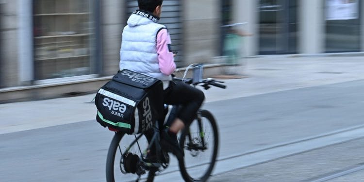 Uber, Deliveroo, Bolt… What the directive on digital platform workers adopted by the Council of the EU will change