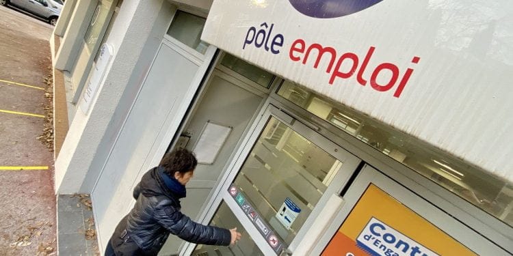 Are there really “hundreds of thousands of unfilled jobs” in France, as Emmanuel Macron claims?